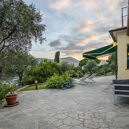 Apartment La Casa Gialla Relax In Collina Con Piscina